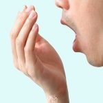 أبرز أسباب رائحة الفم